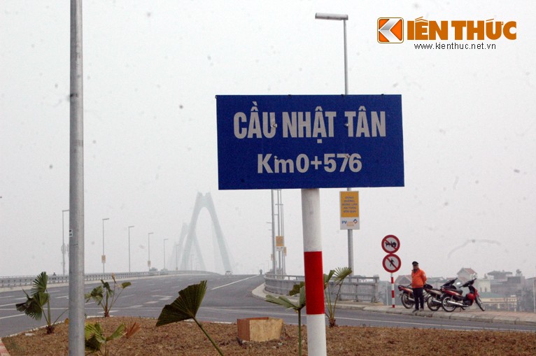 Những ngày gần đây, thời tiết khu vực Hà Nội thường xuất hiện sương mù vào sáng sớm, nhưng đến khoảng 10h thì sương tan dần. Nhưng vào hôm nay (23/1), lượng sương mù vẫn kéo dài đến quá giờ trưa, mặc dù có nắng ấm.