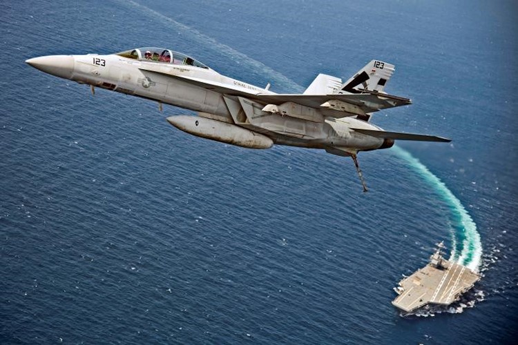 Máy bay F/A-18F Super Hornet cất cánh thành công từ  tàu sân bay USS Gerald Ford. Hôm 28/7 vừa qua, tàu sân bay mới nhất của Mỹ rời cảng Norfolk, Virgina trong nhiệm vụ thử nghiệm "Hệ thống phóng máy bay điện từ" (EMALS) và "Hệ thống hãm bánh răng" (AAG) mới được Hải quân Mỹ phát triển. Nguồn ảnh: Reuters.