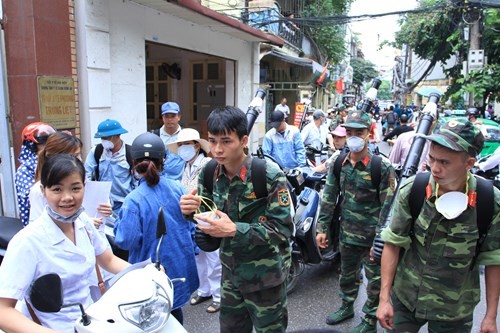 Hàng chục máy phun đeo vai, máy phun mù nóng cùng lực lượng của Trung tâm y tế dự phòng Hà Nội,  lực lượng dân quân tự vệ, bộ đội, thanh niên… đã được huy động đi khắp các khu vực tại quận Đống Đa, Hà Nội để phun hóa chất diệt muỗi, vệ sinh môi trường. Nguồn ảnh: Theo Tâm Loan/QĐND.