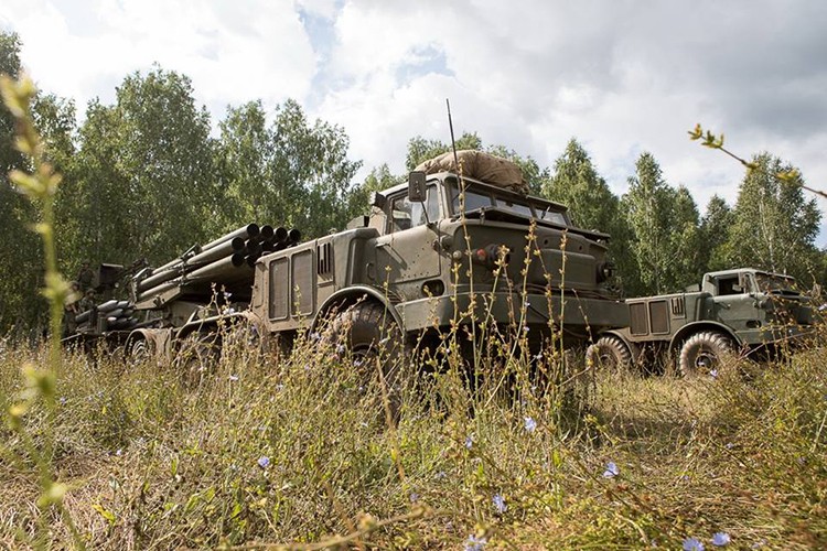 Xuất hiện sau BM-21 Grad hơn 10 năm,  BM-27 Uragan là tổ hợp pháo phản lực phóng loạt hạng nặng thế hệ đầu tiên của Liên Xô khi có được trang bị tới cỡ nòng 220mm gần gấp đôi so với BM-21. Nguồn ảnh: Bộ Quốc phòng Nga.