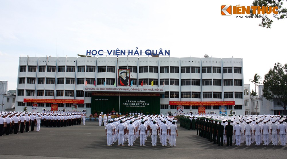 Cùng với các trường đại học, cao đẳng trên cả nước, chiều 15/9/2017 tại TP Nha Trang (Khánh Hòa),  Học viện Hải quân đã tổ chức Lễ Khai giảng năm học mới 2017- 2018. Trong năm học 2016 -2017, Học viện Hải quân đã đào tạo, bồi dưỡng cho hơn 100 lớp với hàng ngàn học viên gồm nhiều loại hình từ cao đẳng, đại học, liên thông cao đẳng lên đại học, sau đại học.Ảnh: Toàn cảnh Lễ Khai giảng năm học 2017-2018.