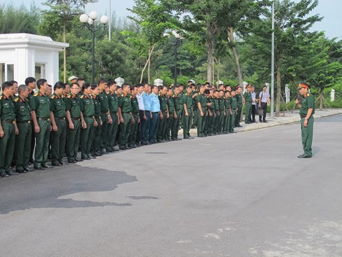 Cán bộ, chiến sĩ  Lữ đoàn 144, (Bộ Tổng tham mưu) không chỉ được biết đến với sự chính quy mẫu mực về điều lệnh, kỷ luật của những người “lính ngự lâm” trong thực hiện nhiệm vụ canh giác, bảo vệ các cơ quan trọng yếu của Bộ Quốc phòng mà còn giỏi về chuyên môn, nghiệp vụ phòng cháy, chữa cháy (PCCC), sẵn sàng tham gia xử lý các tình huống xảy ra trên địa bàn Thủ đô. Ảnh: Cán bộ lớp tập huấn tham quan trình diễn PCCC.