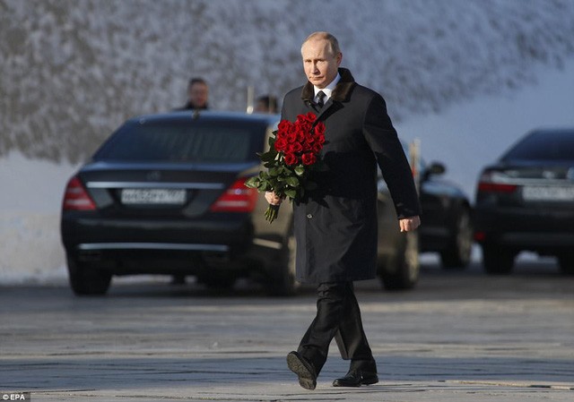 Tổng thống Putin đã cùng hàng chục nghìn người tham gia lễ kỉ niệm 75 năm  trận Stalingrad kết thúc ngày 2-2. Đây được xem là cột mốc chói lọi trong công cuộc bảo vệ Tổ quốc của người Nga trong Thế chiến II.