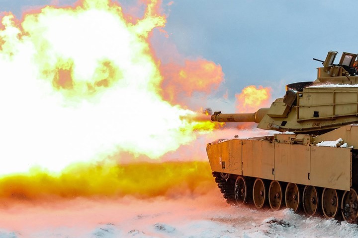 Chiến tăng chủ lực M1A2 Abrams của  Quân đội Mỹ khai hỏa tại trường bắn Swietozow, Ba Lan.