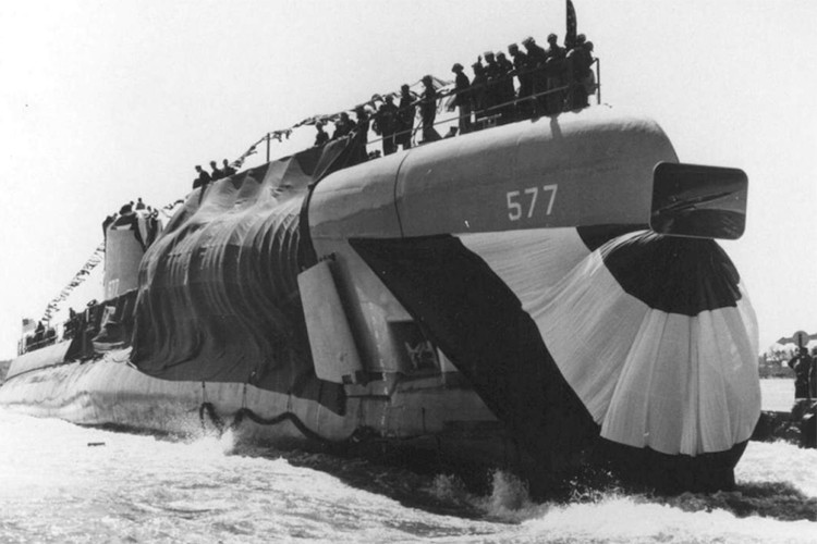 Ngày 15/4/1958, nhà máy đóng tàu hải quân Portsmouth chính thức hạ thủy tàu ngầm USS Growler (SSG-577). Chỉ 4 tháng sau, con tàu chính thức gia nhập Hải quân Mỹ ngày 30/8/1958. Thời điểm bấy giờ, đây được xem là một trong những chiếc tàu ngầm hiện đại nhất và cũng là tuyệt mật nhất của cường quốc Hoa Kỳ. Nguồn ảnh: Arms-Expo.