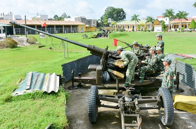 Bên cạnh các đơn vị tên lửa phòng không đất đối không, để nâng cấp, cải tiến và tăng cường năng lực tác chiến phòng không ban đêm cho các đơn vị pháo phòng không 37mm và 57mm, Viện Tự động hóa Kỹ thuật Quân sự nghiên cứu thiết kế và chế tạo đưa vào thử nghiệm tổ hợp khí tài đánh đêm bán tự động dành cho các tổ đội pháo phòng không đang có trong biên chế của  Binh chủng Phòng không-Không quân. Nguồn ảnh: Quân khu 7.