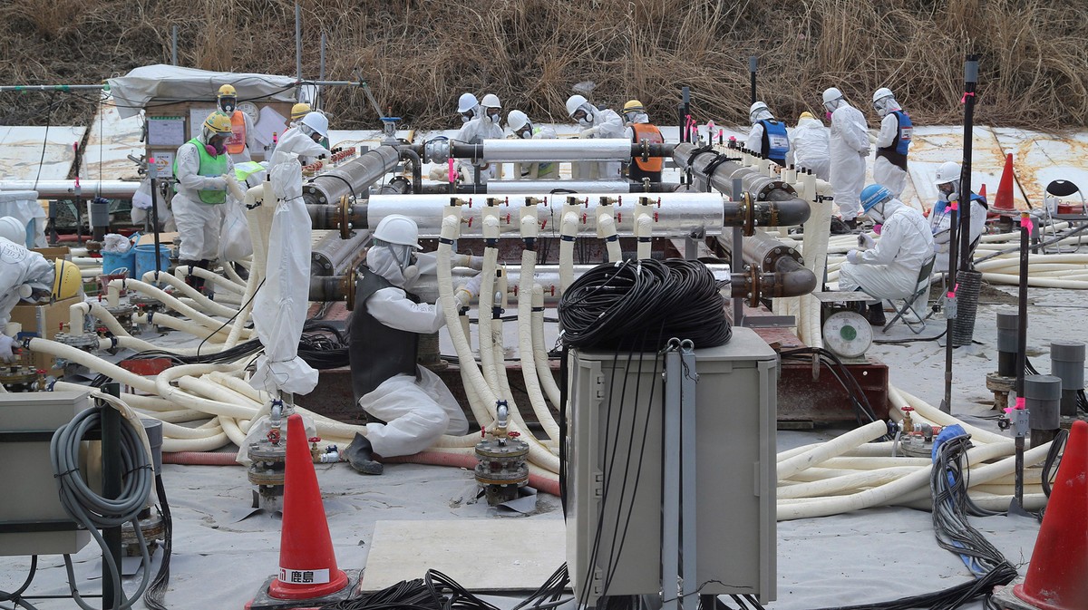 Đầu tháng 3/2018, Công ty Điện lực Tokyo (TEPCO), đơn vị chủ quản nhà máy điện hạt nhân bị rò rỉ sau thảm họa động đất, sóng thần vào năm 2011 tại  Fukushima, đã đưa vào hoạt động bức tường băng xây dựng ngầm xung quanh khu vực nhiễm phóng xạ. Chi phí xây dựng và vận hành bức tường này lên đến 310 triệu USD. Ảnh: AP.