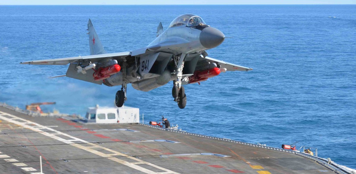 Với việc chính thức triển khai tiêm kích hạm  MiG-29K trên tuần dương hạm chở máy bay Đô đốc Kuznetsov, giới chuyên gia quân sự Nga tự tin cho rằng, chỉ cần 4 chiếc MiG-29K trang bị 8 đạn tên lửa Kh-31A là đủ khả năng hạ gục tàu sân bay đối phương ở khoảng cách 160km. Nguồn ảnh: Ain