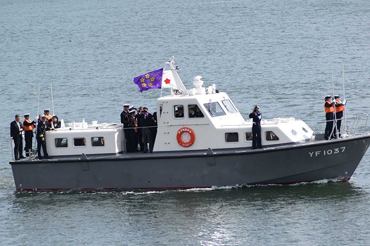 Theo trang tin của lực lượng Phòng vệ Trên biển Nhật Bản (JMSDF) hôm 18/3 vừa rồi,  Thủ tướng Nhật Bản Abe đã có chuyến thăm tới căn cứ hải quân Yokosuka và đội tàu chiến của JMSDF đang đóng tại đây. Nguồn ảnh: JMSDF.