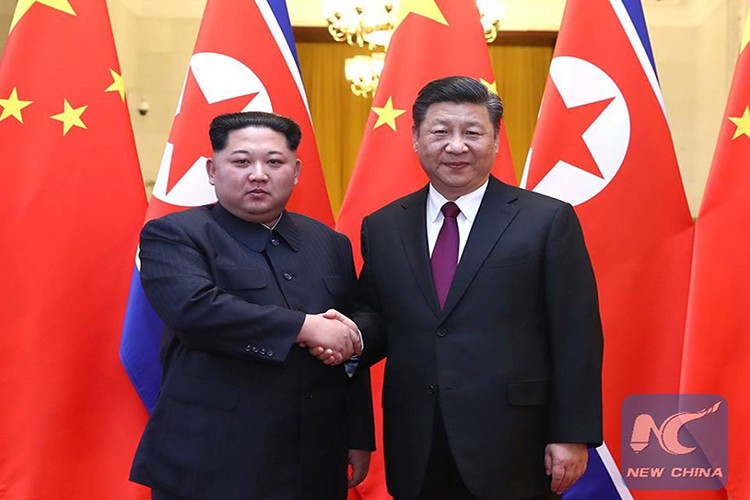 Theo Tân Hoa Xã, chuyến thăm không chính thức của  ông Kim Jong-un diễn ra từ 25-28/3 theo lời mời của Chủ tịch Trung Quốc Tập Cận Bình. Hai nhà lãnh đạo đã hội đàm tại Đại lễ đường Nhân dân, tham gia chiêu đãi chào mừng và cùng xem biểu diễn nghệ thuật. Nguồn ảnh: News China.