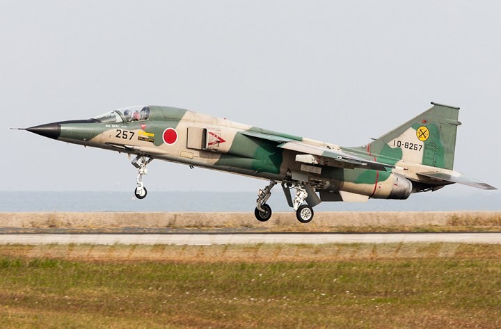 Mitsubishi F-1 là loại  tiêm kích siêu âm một chỗ ngồi được thiết kế và sản xuất bởi liên doanh giữa Tập đoàn công nghiệp nặng Mitsubishi và Fuji cho Lực lượng phòng vệ trên không Nhật Bản (JASDF). Ảnh: airliners.