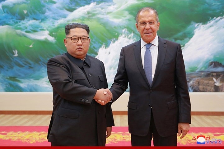 Hôm 31/5,  nhà lãnh đạo Triều Tiên Kim Jong-un (trái) đã tiếp đón Ngoại trưởng Nga Sergei Lavrov trong chuyến thăm Triều Tiên.