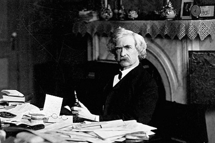 Nhà văn Mark Twain từng là vị khách thứ 13 được mời tham dự một bữa tiệc tối. Bỏ qua lời cảnh báo của một người bạn, Mark Twain vẫn đến dự bữa tiệc đó và cuối cùng thật không may cho ông khi đồ ăn chỉ đủ cho 12 người.