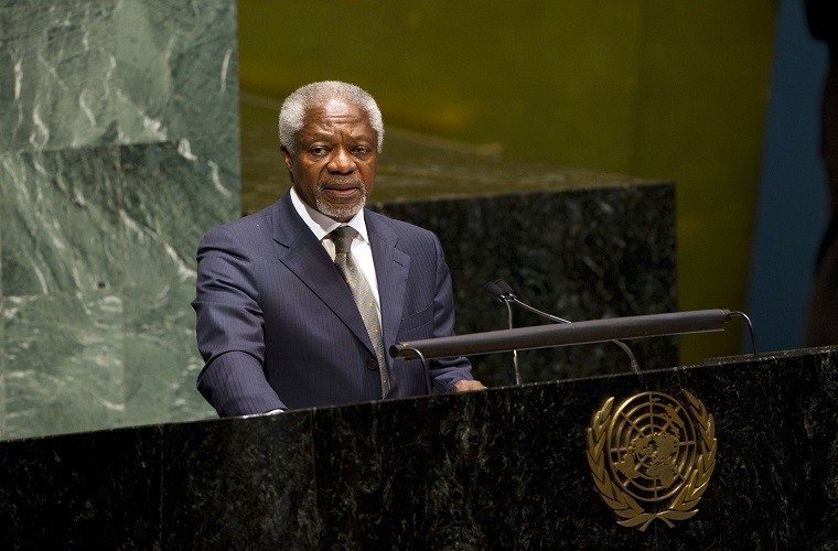 Theo thông báo chính thức từ Liên Hợp Quốc, cựu Tổng thư ký thứ 7 của tổ chức này ông Kofi Annan vừa qua đời ở tuổi 80 sau ít ngày điều trị một cơn bạo bệnh tại bệnh viện ở Bern, Thụy Sĩ. Thông báo của Liên Hợp Quốc (LHQ) về sự ra đi của ông Kofi Annan ca ngợi cố Tổng thư ký là người “cam kết sâu sắc với chủ nghĩa toàn cầu và đấu tranh cả đời cho một thế giới hòa bình và công bằng hơn”. Ảnh: Electra Maroc.