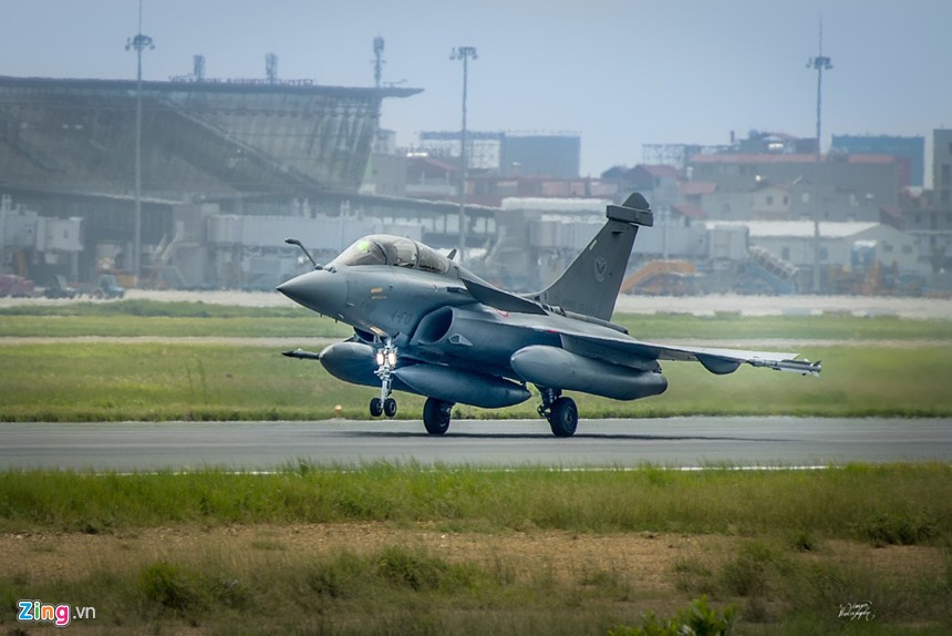 Đây là một trong ba chiếc  tiêm kích Rafale phiên bản B dùng trong huấn luyện và máy bay chỉ huy nhóm tác chiến hạ cánh xuống sân bay Nội Bài chiều 26/8.