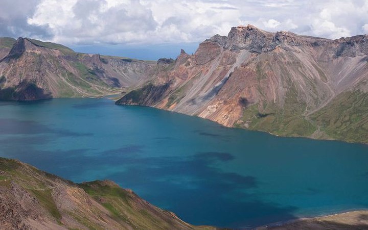  Núi Paekdu, hay Peakdusan (tên tiếng Hán là Bạch Đầu Sơn hay núi Trường Bạch), nằm ở biên giới Triều Tiên với Trung Quốc.