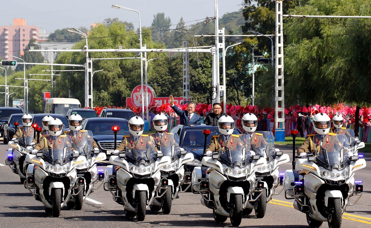 Truyền thông Hàn Quốc đánh giá cao "màn trình diễn" ngoại giao của ông Kim Jong Un. Theo Korea Times, nhà lãnh đạo trẻ tuổi khéo léo thể hiện thái độ khiêm tốn không giống như cha và ông nội. Trong bài phát biểu ngày 19/9, ông còn gửi lời xin lỗi đến Tổng thống Moon Jae In vì nhà khách Paekhwawon "không bằng những khách sạn nguy nga tại các nước phát triển". Ảnh: Korea Times.