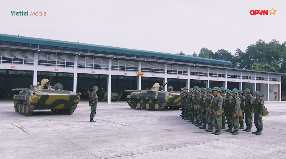 Khi theo dõi Chương trình “Sao Nhập Ngũ” mùa 7, độc giả sẽ một lần được hiểu rõ hơn về các đơn vị chiến đấu tinh nhuệ của Quân đội Nhân dân Việt Nam, vai trò của người chiến sĩ trong nhiệm vụ huấn luyện sẵn sàng chiến, cũng như cuộc sống quân ngũ. Và lần này các ứng viên của chương trình sẽ được trải nghiệm cuộc sống của một quân nhân tại Trung đoàn 102 thuộc Sư đoàn 308, Quân đoàn 1. Nguồn ảnh: QPVN.