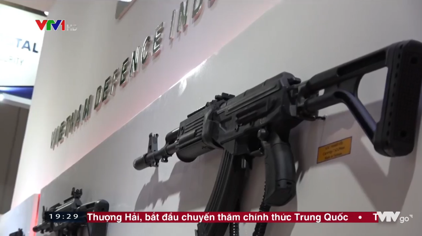 Theo đó khu trưng bày các sản phẩm vũ khí lục quân Việt Nam tại triển lãm  Indodefense 2018 giành được sự quan tâm rất lớn từ khách tham quan triển lãm. Tại Jakarta, Việt Nam mang đến đây các mẫu súng trường tấn công, súng tiểu liên và cả súng ngắn đang được trang bị hoặc thử nghiệm trong các quân binh chủng như AKM, STL-15, STL-1B và dòng Galil ACE. Nguồn ảnh: VTV.