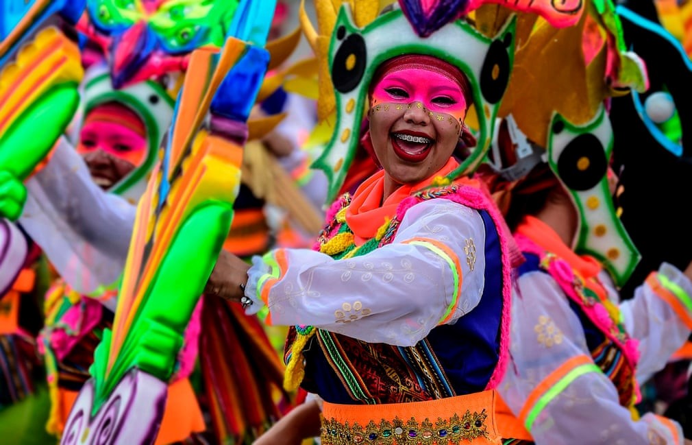 Hơn 10.000 nghệ sĩ, nghệ nhân và khách tham quan đã đổ về thành phố Pasto, Colombia để hòa mình vào sắc màu rực rỡ của lễ hội người da đen và da trắng, được tổ chức hàng năm từ ngày 2-7/1. Đây là một trong những lễ hội truyền thống và lâu đời nhất của  đất nước Colombia, được UNESCO công nhận là di sản phi vật thể, theo Guardian.