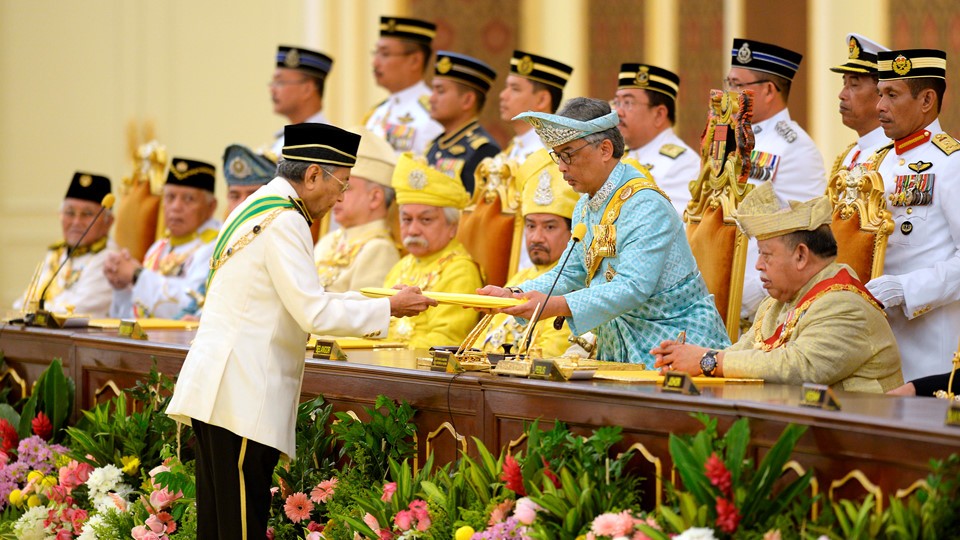 Tiểu vương Abdullah của bang Pahang đã tuyên thệ nhậm chức  quốc vương thứ 16 của Malaysia trong buổi lễ đăng cơ ở Kuala Lumpur hôm 31/1. Ông kế nhiệm vua Muhammad V, người vừa thoái vị trước khi kết thúc nhiệm kỳ vì vướng vào tranh cãi xung quanh cuộc hôn nhân với hoa hậu Moscow. Ảnh: AP.