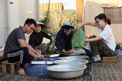 Được triển khai tới Phái bộ  Gìn giữ Hòa binh (GGHB) của Liên hợp quốc tại Bentiu, Nam Sudan (UNMISS) vào tháng 10/2018, Bệnh viện dã chiến cấp 2 số 1 (BCDV2.1) của Việt Nam đã nhanh chóng làm quen với điều kiện nơi đóng quân, triển khai lực lượng và trang thiết bị để phục vụ các lực lượng GGHB của UNMISS. Ảnh: Đóng quân tại Bentiu (Nam Sudan), nhưng BVDC2.1 vẫn kịp nhận lá dong vào dịp gần Tết Nguyên đán Kỷ Hợi.