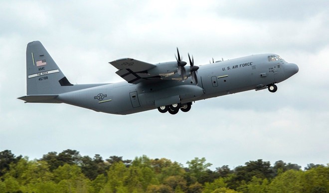 C-130 Hercules là loại máy bay vận tải quân sự đa dụng tầm trung do tập đoàn Lockheed, nay là Lockheed Martin, một trong những nhà thầu quốc phòng lớn nhất thế giới chế tạo. C-130 thực hiện chuyến bay đầu tiên vào ngày 23/8/1954, được đưa vào phục vụ trong  Không quân Mỹ từ năm 1956. Ảnh: Không lực Mỹ.