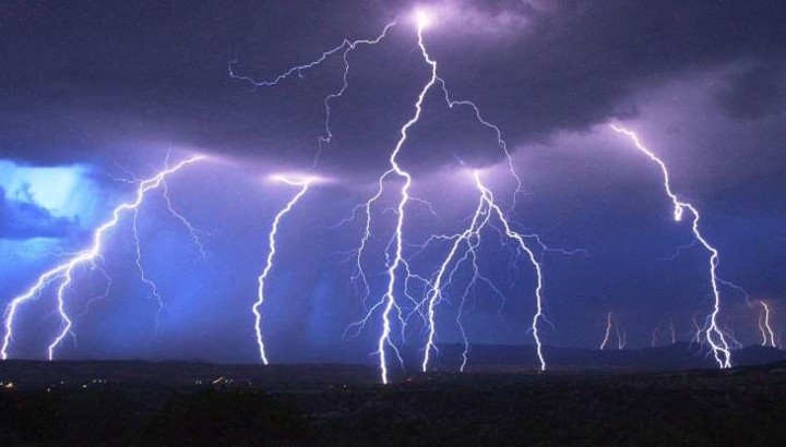 Những  tia chớp trông như những đôi chân khẳng khiu đang nhảy múa trên bầu trời thung lũng Verde, Arizona (Mỹ).