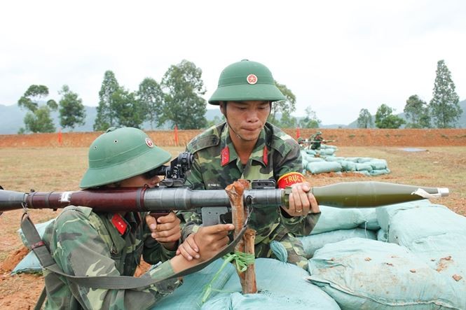 Ở thời điểm hiện tại, súng chống tăng RPG-7 hay B41 vẫn là vũ khí chống tăng cá nhân tiêu chuẩn của các đơn vị bộ binh Việt Nam, sức mạnh và hiệu quả của loại vũ khí này đã được chứng minh trong nhiều cuộc chiến từ Kháng chiến chống Mỹ, Chiến tranh bảo vệ Biên giới Tây Nam... Tuy nhiên, ngoài B41 Quân đội ta còn được trang bị một loại  súng chống tăng cá nhân khác là M72 LAW. Nguồn ảnh: Quân đội Nhân dân.