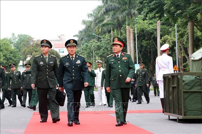 Bộ trưởng Bộ Quốc phòng  Đại tướng Ngô Xuân Lịch và Bộ trưởng Bộ Quốc phòng Trung Quốc Ngụy Phượng Hòa đến buổi lễ. Ảnh: Văn Điệp/TTXVN