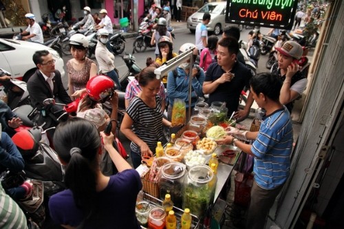 Nguyễn Thượng Hiền - Quận 3: Con phố Nguyễn Thượng Hiền được mệnh danh là  thiên đường ăn vặt vì tập trung nhiều quán bánh tráng trộn ngon nhất Sài Gòn. Mỗi phần bánh tráng trộn ở đây có giá từ 15.000 - 20.000 đồng. 