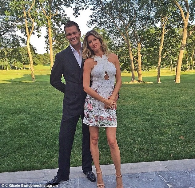 Siêu mẫu giàu nhất thế giới Gisele Bündchen và cầu thủ bóng bầu dục Tom Brady được mệnh danh là cặp đôi đẹp nhất thế giới. Đầu bếp riêng của cặp đôi là Joanne Gerrard Young bật mí nhiều  bí quyết giữ dáng thông qua chế độ ăn uống của họ trên Daily Mail.