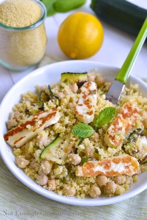 Salad couscous: Couscous trông giống như gạo nhưng thực ra nó là một loại pasta có xuất xứ từ Bắc Phi. Để làm món này, bạn đem hấp chín couscous, áp chảo bí ngồi thái miếng, luộc đậu gà. Cho các nguyên liệu kể trên vào chảo trộn đều với vài thìa dầu oliu, nước cốt của nửa quả chanh, 1 tép tỏi băm nhỏ và vài lá bạc hà tươi thái nhỏ là bạn đã có  món salad mùa hè cực ngon.