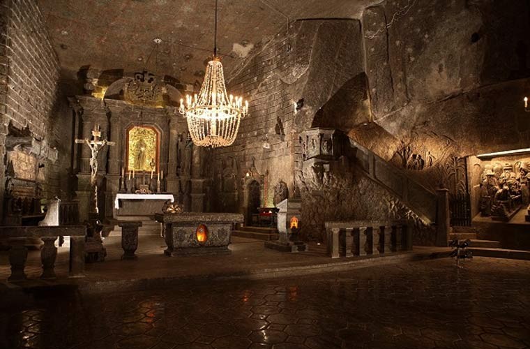 Mỏ muối Wieliczka nằm tại thị xã Wieliczka thuộc thành phố Krakow, có độ sâu 327m, dài hơn 300 km (trong đó 3,5 km được khai thác cho du lịch), được khai thác liên tục từ thế kỷ 13.