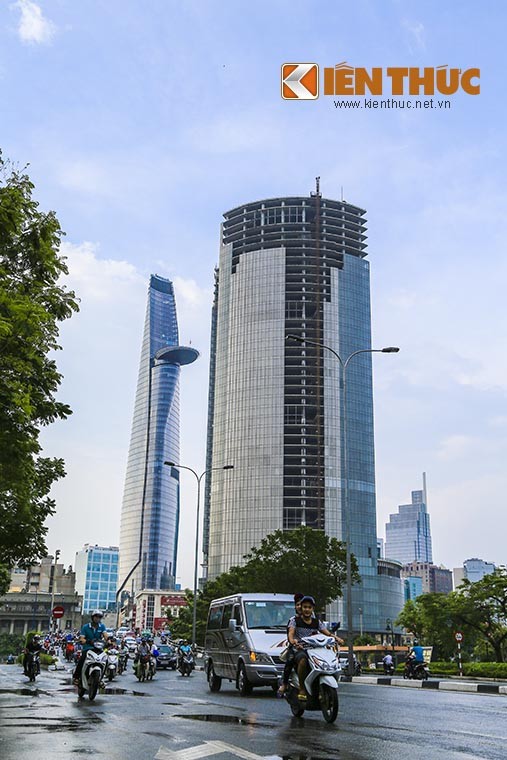  Saigon M&amp;C Tower nằm ngay góc đường Hàm Nghi - Tôn Đức Thắng - Võ Văn Kiệt (quận 1, TP HCM) do Công ty CP Địa ốc Sài Gòn M&amp;C (Sài Gòn M&amp;C) làm chủ đầu tư, có tổng vốn lên tới 256 triệu USD. Dự án khởi công năm 2009, dự kiến hoàn thành trong năm 2011. Thiết kế dự án là tòa văn phòng và căn hộ hạng A. Dự án được thực hiện theo hình thức tổng thầu EPC do nhà thầu Bouygues Batiment International thi công. Giá bán căn hộ dự kiến 7.000 USD/m2.