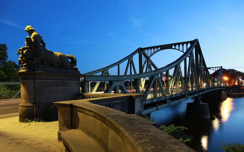 Cầu Glienicke, Berlin, Đức: Cầu Glienicke ở vùng ngoại ô phía tây Berlin vẫn còn giữ vạch trắng ngang giữa, ranh giới giữa đông và tây Berlin thời Chiến tranh lạnh. Năm 1962, gián điệp người Nga, Rudolf Abel, và phi công lái máy bay do thám của Mỹ, Francis Gary Powers, được trao đổi ở đây. Cây cầu đã trở thành điểm trả một số  gián điệp bị bắt trong thời kỳ này.