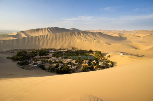 Huacachina, Peru:  Địa diểm du lịch tiềm năng này được xây dựng quanh một ốc đảo nằm giữa sa mạc.