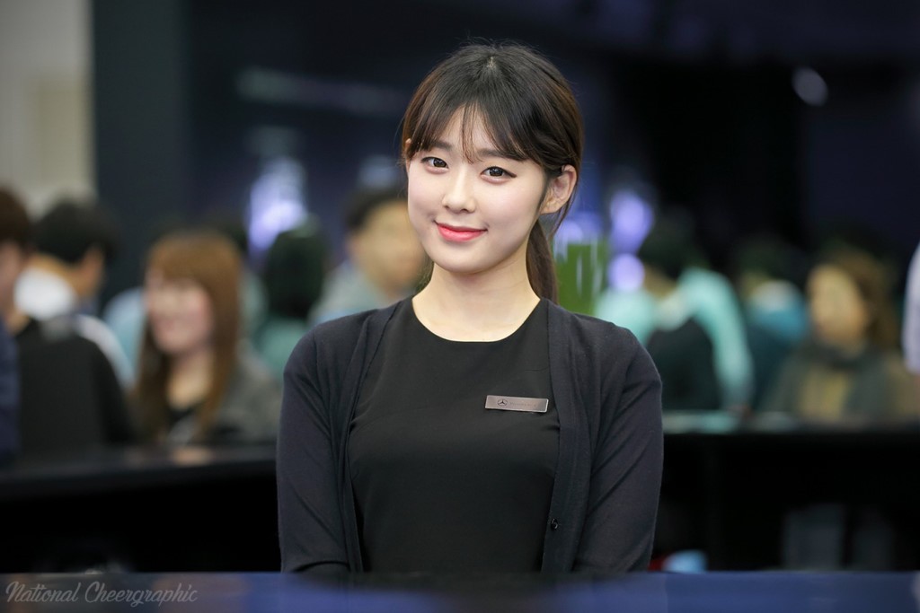 An Yoojung (22 tuổi) là một trong những  cô gái bất ngờ nổi tiếng trên mạng xã hội xứ Hàn. Năm 2015, khi làm nhân viên lễ tân cho hãng Mercedes-Benz tại Seoul Motor Show, vẻ ngoài xinh đẹp của cô đã lấn át cả dàn PG của hãng. Khoảnh khắc dịu dàng tạo dáng trước ống kính của 9X từng trở thành đề tài bàn tán sôi nổi.