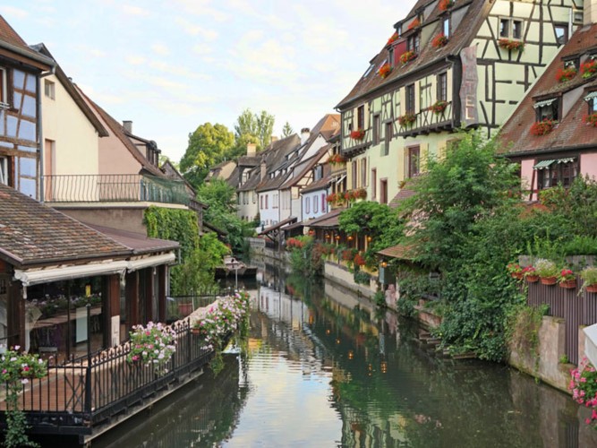 Thị trấn nhỏ Colmar, Pháp -  địa điểm lý tưởng cho ai thích những điều lãng mạn. Colmar - thành phố nhỏ nằm giáp ranh với nước Đức - giống như một thế giới cổ tích của Hans Christian Andersen. Hãy cùng lạc lối cùng người bạn yêu xuống những con phố nhỏ với những ngôi nhà đầy màu sắc, hoặc đi thuyền xuôi dòng "Petite Venise" chiêm ngưỡng toàn cảnh thành phố. Colmar còn được biết đến như thủ phủ của rượu vang Alsatian. Tới đây, du khách cũng sẽ có cơ hội được chiêm ngưỡng những vườn nho tuyệt đẹp.