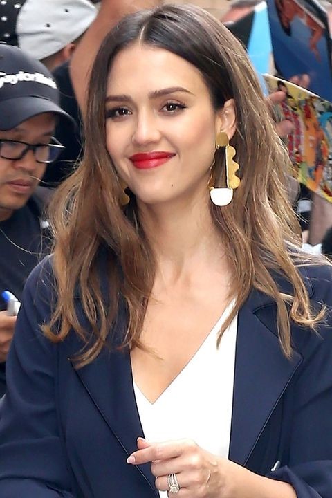 1. Màu đỏ tự nhiên: Jessica Alba đã sử dụng  màu son đỏ tự nhiên cho lần xuất hiện mới đây. Không quá cầu kỳ, nữ diễn viên vẫn thu hút được ống kính phóng viên bởi vẻ nổi bật.