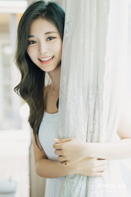 Tzuyu (Twice) Là một trong những  thần tượng Hàn hot nhất hiện nay, Tzuyu không chỉ được chú ý bởi vẻ ngoài xinh đẹp, là thành viên nổi bật nhất nhì của nhóm Twice mà gia thế của cô cũng thu hút sự quan tâm của nhiều người. Theo đó, mẹ của ngôi sao sinh năm 1999 là cổ đông lớn của một bệnh viện ở Đài Loan. Trên thực tế, mẹ cô đã đầu tư rất nhiều vào các lĩnh vực như phẫu thuật thẩm mỹ và có tận 9 cơ sở tại quê nhà cùng một số phòng khám ở Trung Quốc. Không những vậy, bà còn mở rộng kinh doanh bằng việc tạo dựng một số cửa hàng cà phê thu hút nhiều fan của Twice nói chung và Tzuyu nói riêng đến thưởng thức.