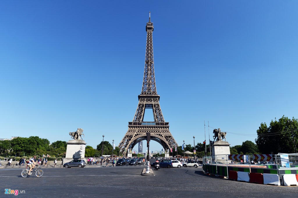  Tháp Eiffel (Paris, Pháp) thu hút khoảng 7 triệu lượt khách du lịch mỗi năm và giữ vị trí công trình thu phí thu hút nhất trên thế giới.