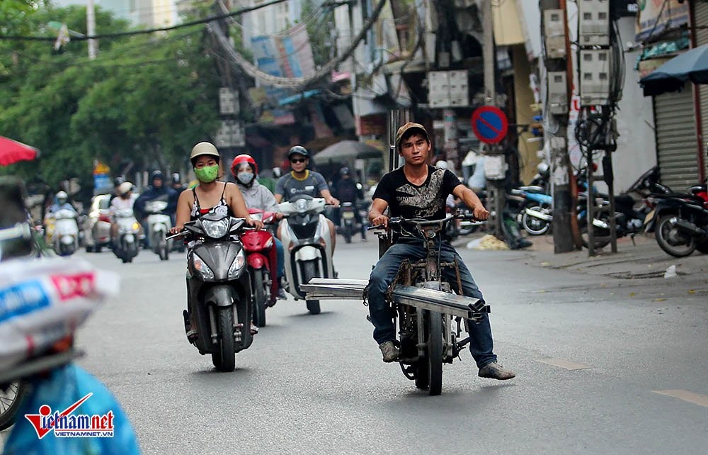 Ủy ban An toàn giao giao thông quốc gia ngay sau đó đã đề nghị TP Hà Nội thực hiện nghiêm việc quản lý phương tiện thô sơ, phương tiện cơ giới 3 bánh theo nghị quyết số 5 của Chính phủ; rà soát, sửa đổi, bổ sung các quy định nhằm siết chặt quản lý hoạt động vận tải của xe thô sơ, xe gắn máy, xe mô tô 2 bánh... Tuy nhiên, sau một thời gian làm ráo riết, tình trạng  xe chở hàng cồng kềnh đã tái diễn.