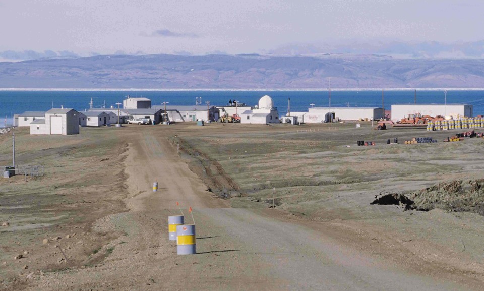 Làng Alert, Canada: Alert là một ngôi làng nhỏ nằm ở phía bắc vùng Nunavut Canada, cách Bắc Cực khoảng 800 km. Alert được cho là một trong những  nơi xa xôi nhất trên Trái đất khi cách ngôi làng gần nhất tới 2.100 km, nhiệt độ vào mùa đông có thể giảm xuống -40 độ khiến vùng đất này trở thành nơi rất khó khăn để sống. Chỉ có 5 người dân sinh sống ở đây. Do vị trí địa lý đặc biệt, làng Alert được chiếu sáng liên tục 24 giờ liên tục trong những tháng mùa hè, và chìm trong bóng tối trong mùa đông. Ảnh: Panoramio.