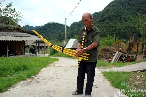 Vượt qua "cổng trời", vào xã Mường Lống (Kỳ Sơn, Nghệ An), hỏi thăm nhà cụ Xồng Gà Vừ không ai không biết. Không chỉ bởi phần lớn các hộ dân ở các bản trung tâm xã đều là con cháu hoặc họ hàng với cụ mà còn bởi câu chuyện cụ ông vừa lấy vợ ở tuổi "xưa nay hiếm". Mặc dù vừa bước qua tuổi 97 một tháng trước, nhưng cụ Vừ vẫn khỏe mạnh và minh mẫn. Ảnh Tiến Hùng