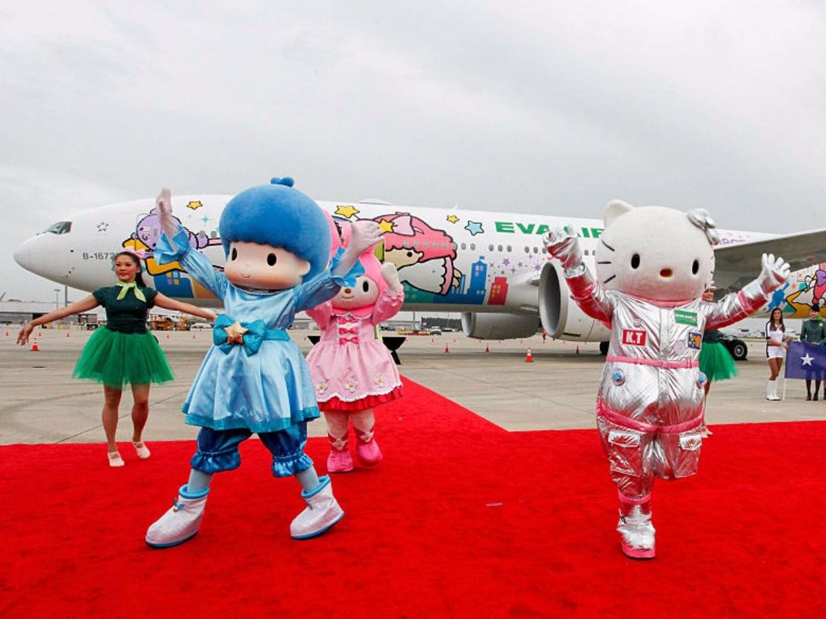 Chiếc  máy bay Hello Kitty này thuộc sở hữu của hãng hàng không Eva Air ở Đài Loan. Từ lần đầu tiên ra mắt vào cuối năm 2011 tới nay, máy bay Hello Kitty đã phục vụ rất nhiều du khách trong các chuyến bay vòng quanh châu Á.