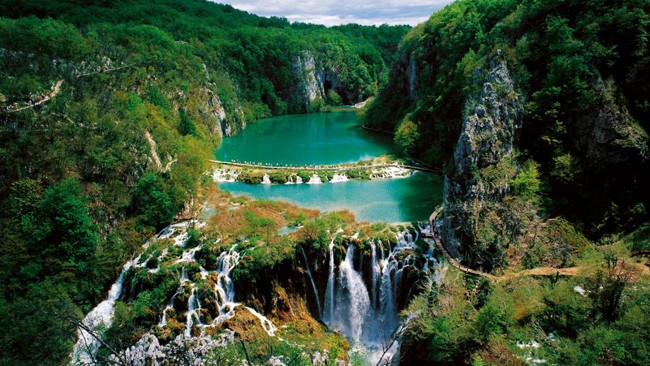 Vườn Quốc gia hồ Plitvice, Croatia: Được bao quanh bởi rừng sồi, linh sam và vân sam xanh tươi ngút tầm mắt, hệ thống 16 hồ xếp theo từng tầng trong Vườn Quốc gia hồ Plitvice, Croatia đổ xuống các thác và hồ nhỏ phía dưới, nổi tiếng với màu sắc đặc biệt ấn tượng của làn nước trong veo: màu ngọc lam, ngọc lục, hoặc xám xanh.