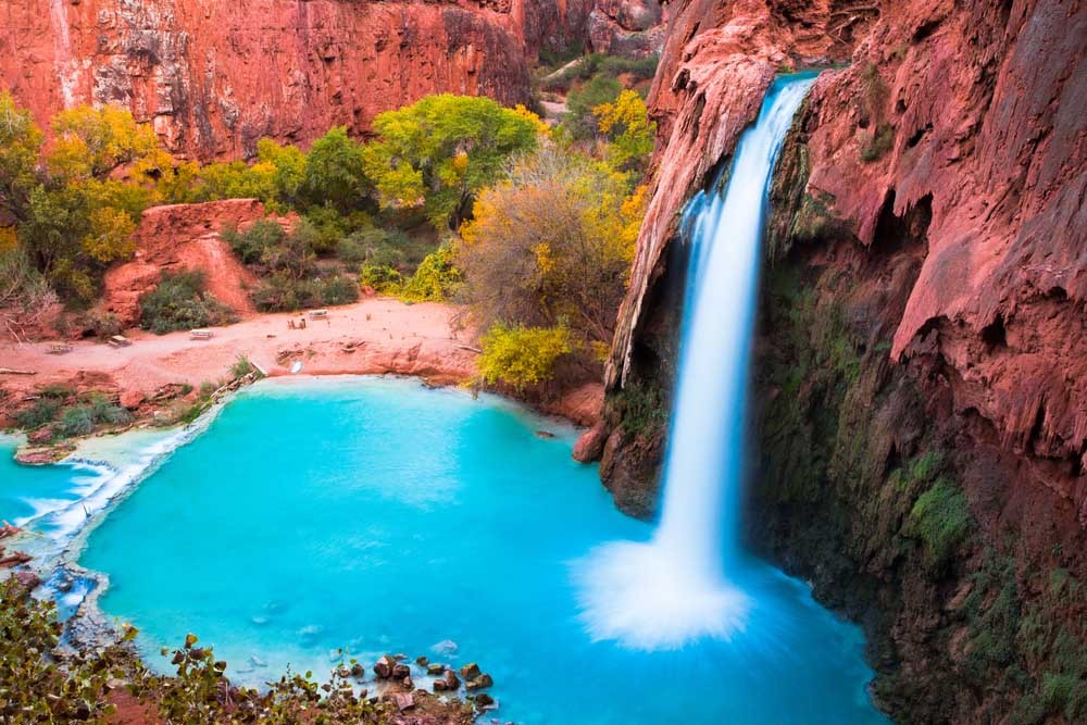 Trong tiếng địa phương,  thác nước Havasupai có nghĩa là “người sống tại hồ nước lục lam”, và đó là sự miêu tả chính xác màu nước của mặt hồ đẹp không tưởng này.