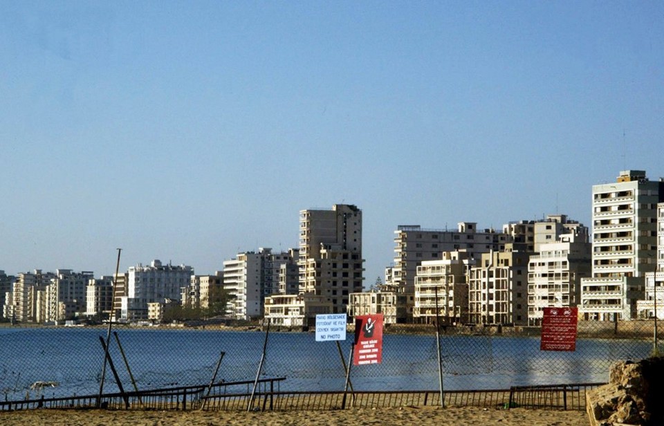 Varosha, Cypr: Nơi đây đã từng là  điểm du lịch nổi tiếng ở Địa Trung Hải vào những năm 70 của thế kỷ XX. Tuy nhiên, hiện nay Varosha chỉ còn là đống đổ nát, cả thành phố bị bỏ hoang. Vào năm 1974, khi Thổ Nhĩ Kỳ đưa quân sang chiếm đóng Síp, 15.000 người đã chạy trốn khỏi thành phố. Nhiều người ra đi và hy vọng một ngày có thể quay trở lại, tuy nhiên do những bất ổn chính trị điều đó đã không xảy ra. Ảnh: Newyorktimes.