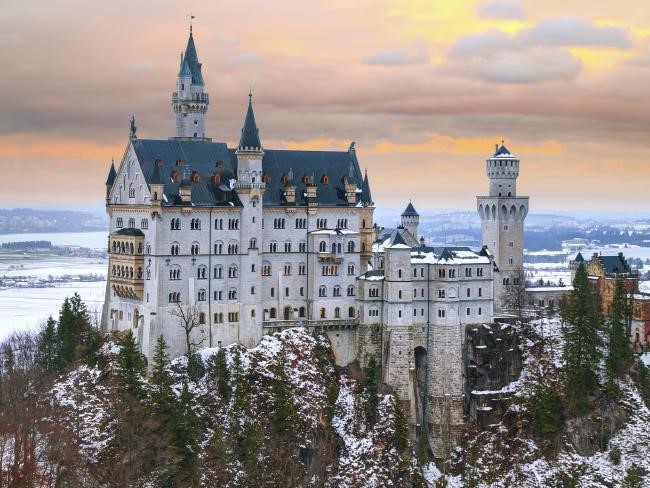 Lâu đài Neuschwanstein, Bavaria, Đức: Nằm trên một ngọn đồi ở Bavaria gần biên giới Áo, Neuschwanstein là hình ảnh về lâu đài hoàng gia trong cổ tích. Đây còn là nguồn cảm hứng cho  lâu đài cổ Sleeping Beauty tại Disneyland và biểu tượng của hãng phim Disney. Neuschwanstein được vua Ludwig II của Bavaria xây dựng, nhưng ông đã qua đời trước khi công trình này hoàn tất. Lâu đài mở cửa cho công chúng tham quan từ năm 1886 và hiện nay là một trong những địa điểm thu hút du khách nhất ở châu Âu với hơn 1,4 triệu du khách ghé thăm mỗi năm. Nằm tại khu vực hẻo lánh, cách Munich 120 km về phía Nam lâu đài vẫn nguyên vẹn sau khi trải qua hai cuộc chiến tranh thế giới. Ảnh: Escape.